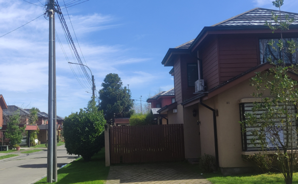 Casa de 2 pisos con quincho